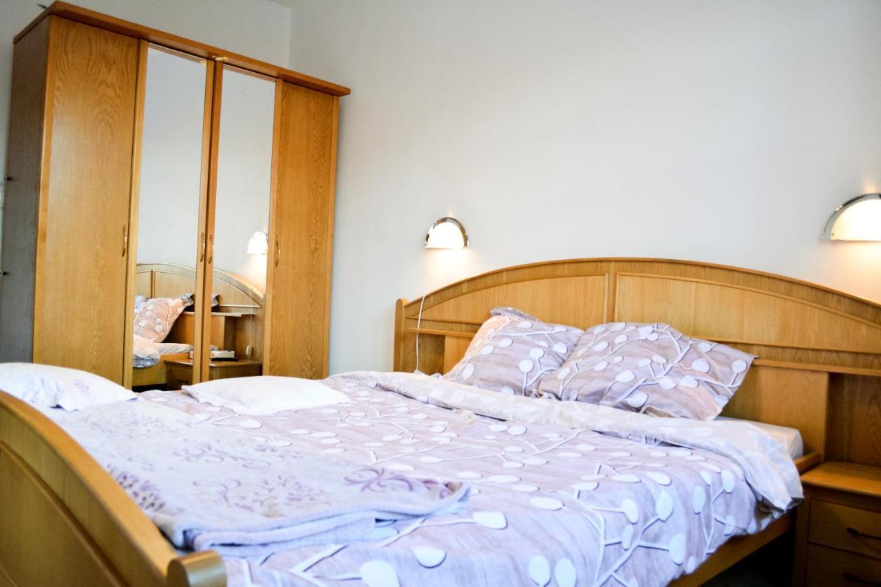 Grandpa's hidden crib, 6 bedroom, pet friendly Sinaia Buitenkant foto